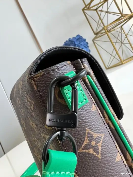 LOUIS S-LOCK WALLET VUITTON VERTICAL WEARABLE 0704
